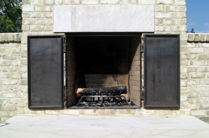 Suncraft Design Build custom outdoor fireplace with stone surround and dining area Columbus Ohio
